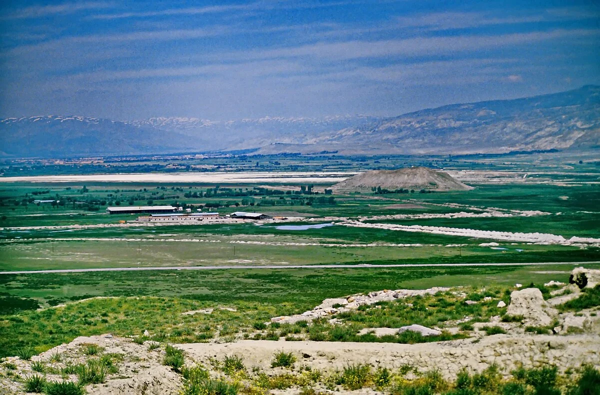 Blick über die Erzincan Ovası bei Altıntepe auf die Esence Dağları.