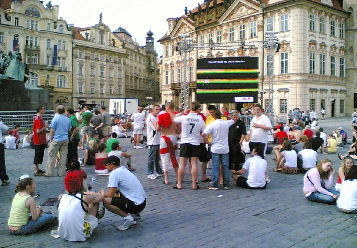 Tschechische Republik, Prag, Altstädter Ring, Kinsky-Palast:englische Fussballfans warten auf den Beginn der öffentlichen TV-Übertragung…