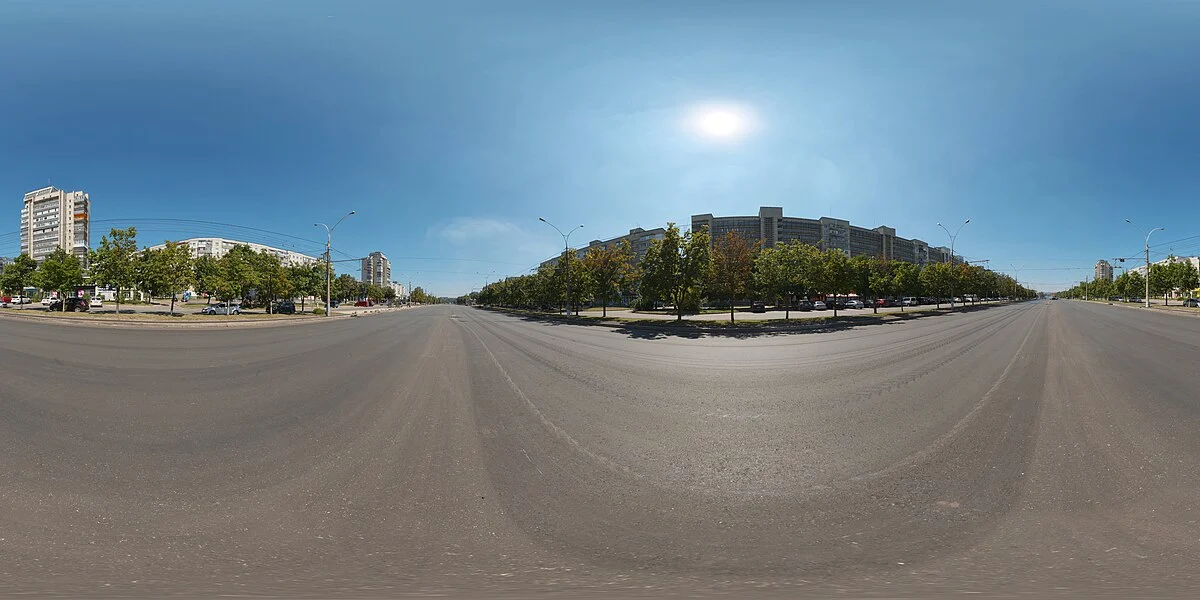 Ansichten einer relativ breiten Straße in der Ukraine.