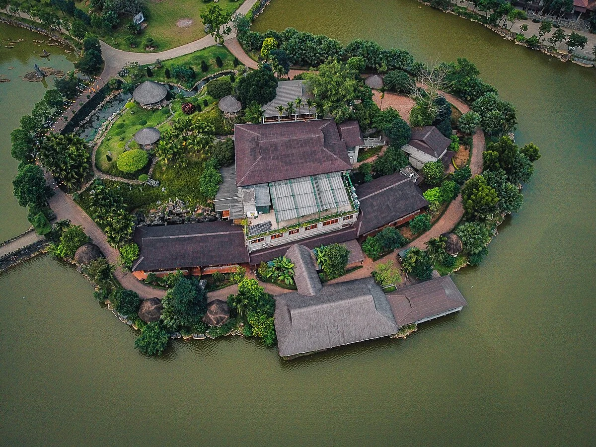 Restaurant auf einer Halbinsel im See mit Blick ins Tal