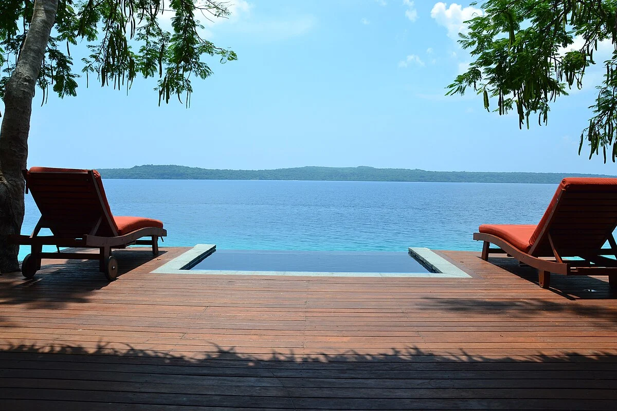 Blick vom Balkon einer Villa auf das Meer