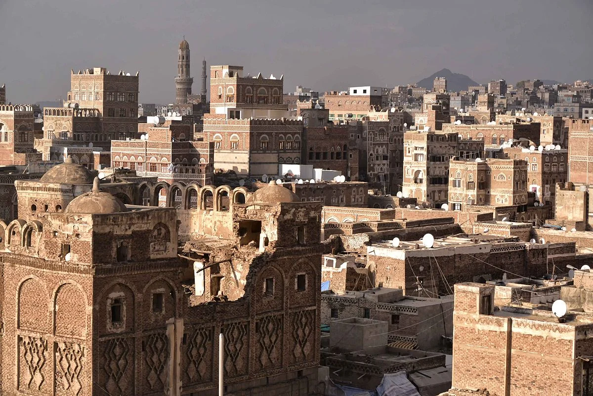 Altstadt von Sanaa mit dem Minarett der Al-Madrasah-Moschee