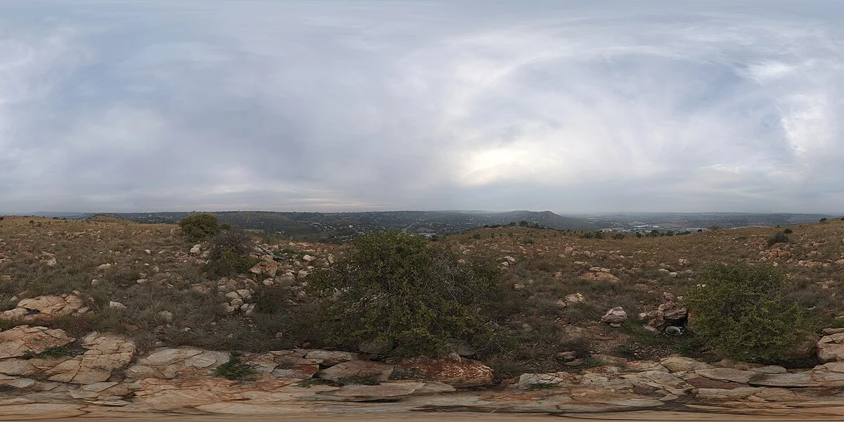 Ansicht eines Panoramas über eine Landschaft, gesehen von einem einen Naturreservat namens "Kloofendal" mit bewölktem Himmel.