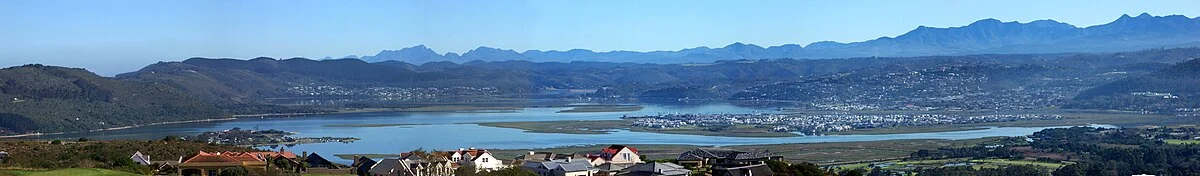 Knysna und die Knysna-Lagune, gesehen vom Pezula Golf Estate