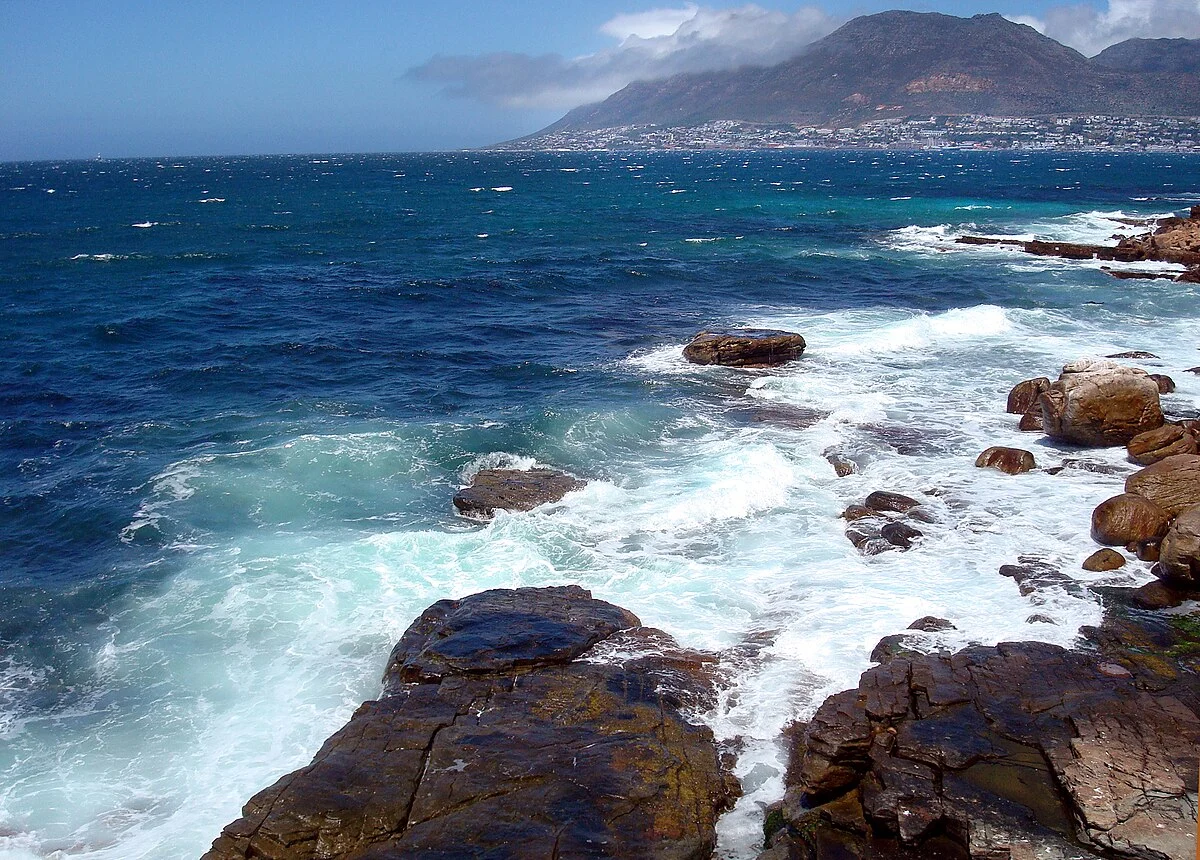 Blick über das Meer Richtung Simon’s Town, im Hintergrund das Kap der Guten Hoffnung