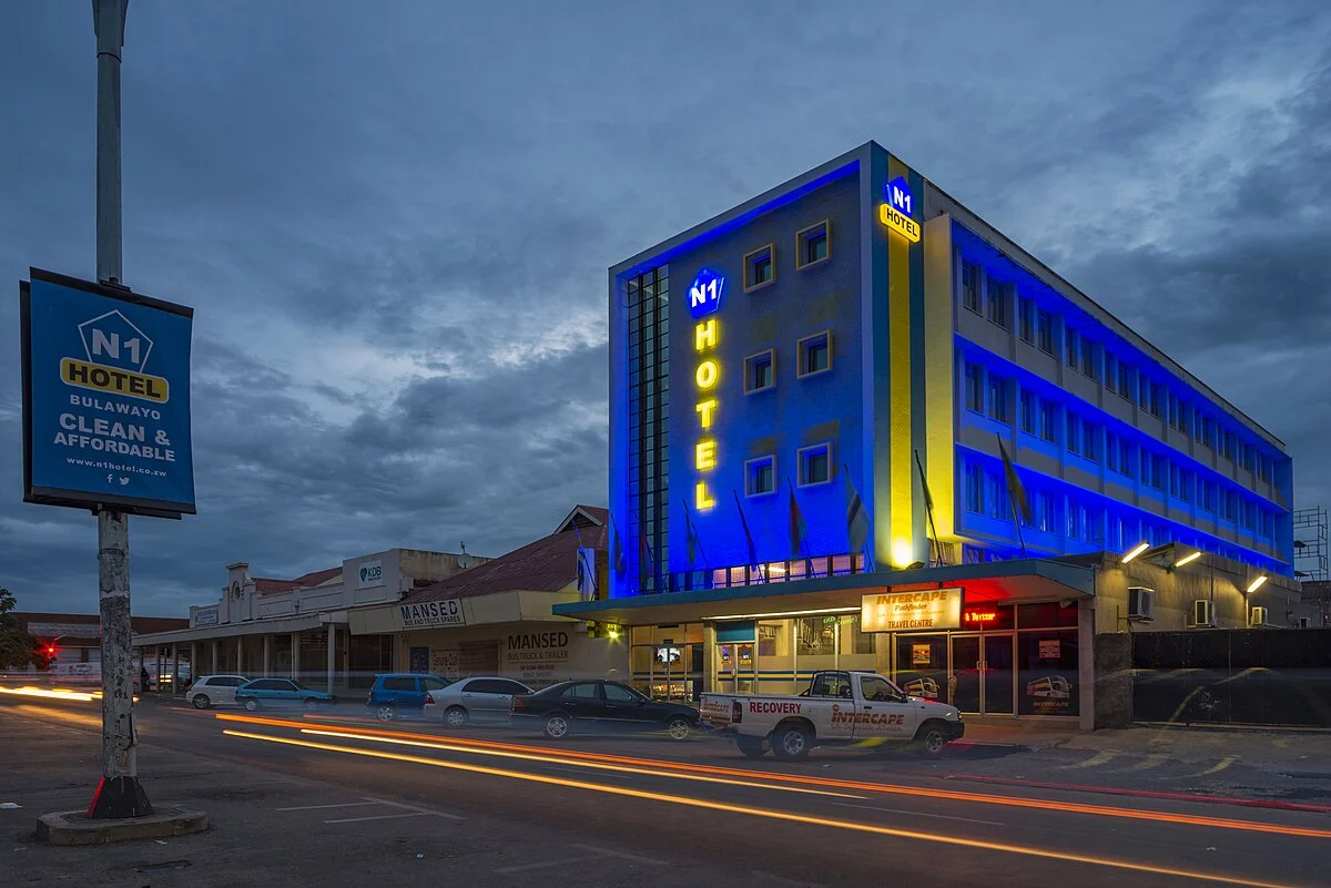 Das N1 Hotel in Bulawayo bei Nacht